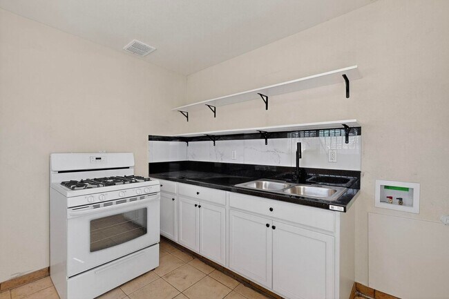 Building Photo - 540 Cardenas Dr SE