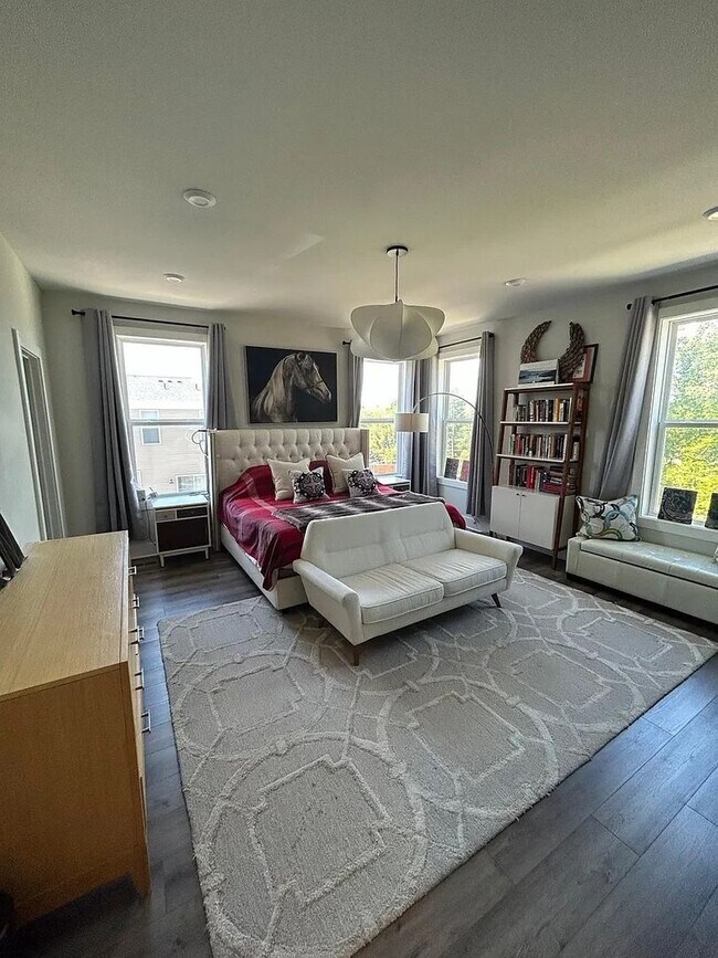 Building Photo - Stunning 3 Bed 2.5 Bath, Open Concept Town...
