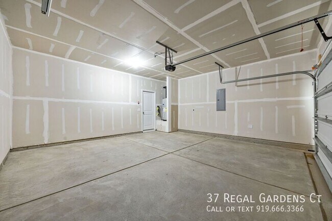 Building Photo - 37 Regal Gdns Ct