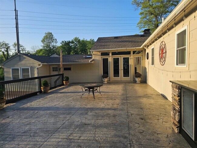 Building Photo - 13 Old Quaker Hill Rd