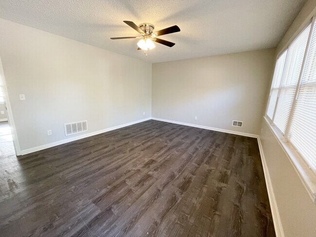 Building Photo - 306 Lloydwood Dr