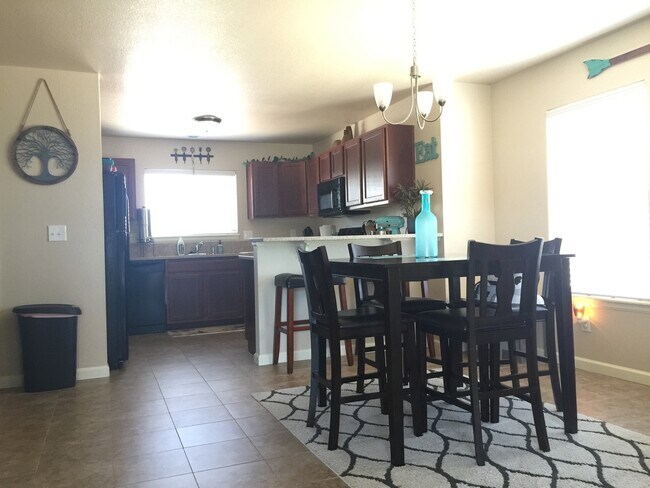 Building Photo - Southern Facing End 3 Bedroom Townhome
