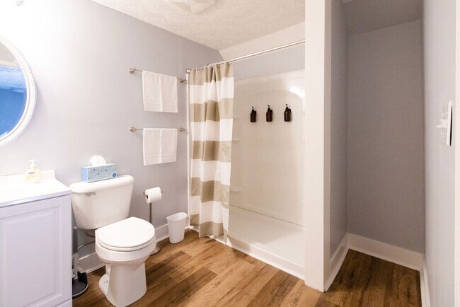 Building Photo - 1501 E 105th St