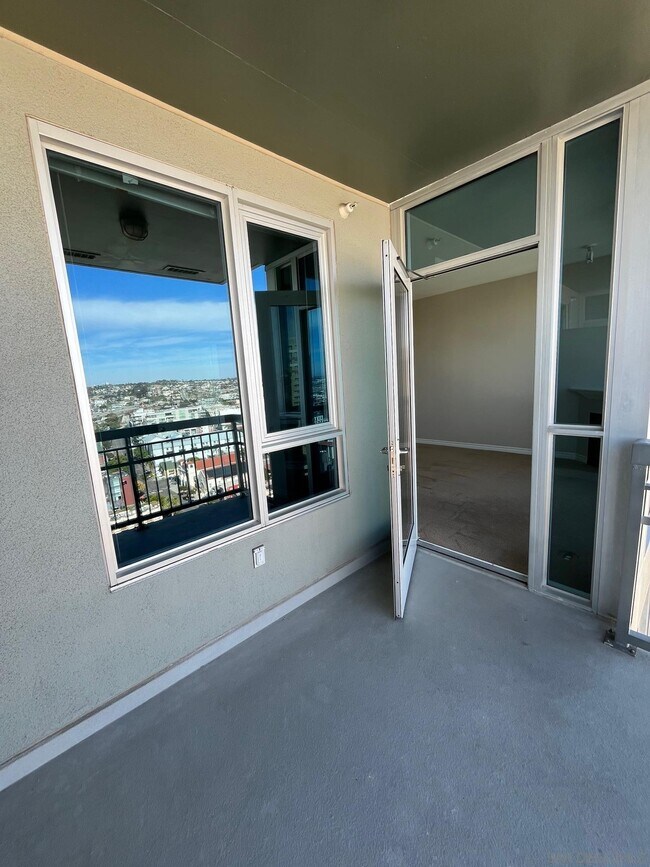 Building Photo - 300 W Beech St