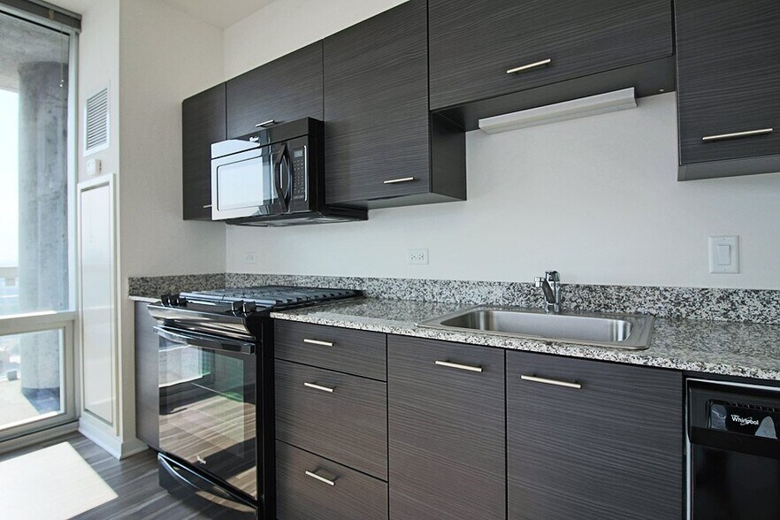 Building Photo - 814 N La Salle Dr