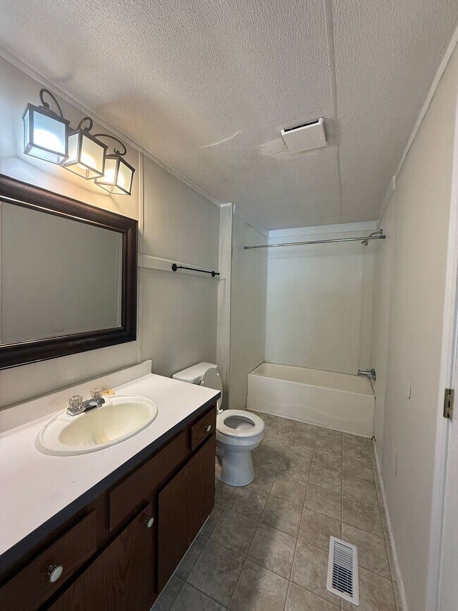 Building Photo - 3 bedroom, 2 bath Mobile Home