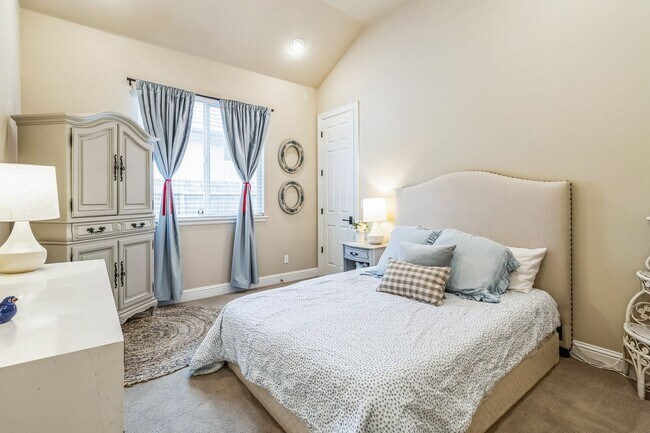 Building Photo - Luxurious Furnished Spanish-Style Home wit...