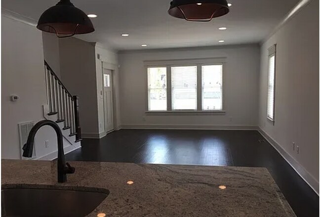Building Photo - 2 bed/2.5 bath in the Nations!