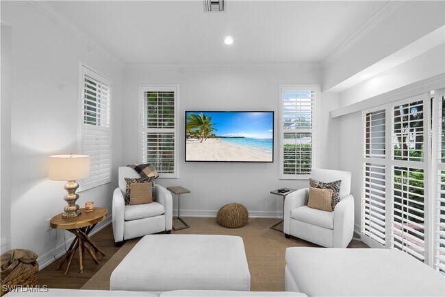 Building Photo - 991 8th St S