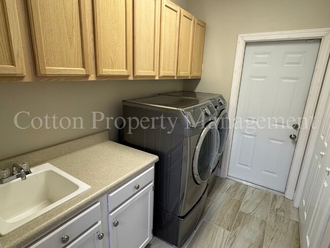 Building Photo - 7824 Sanderling Pl