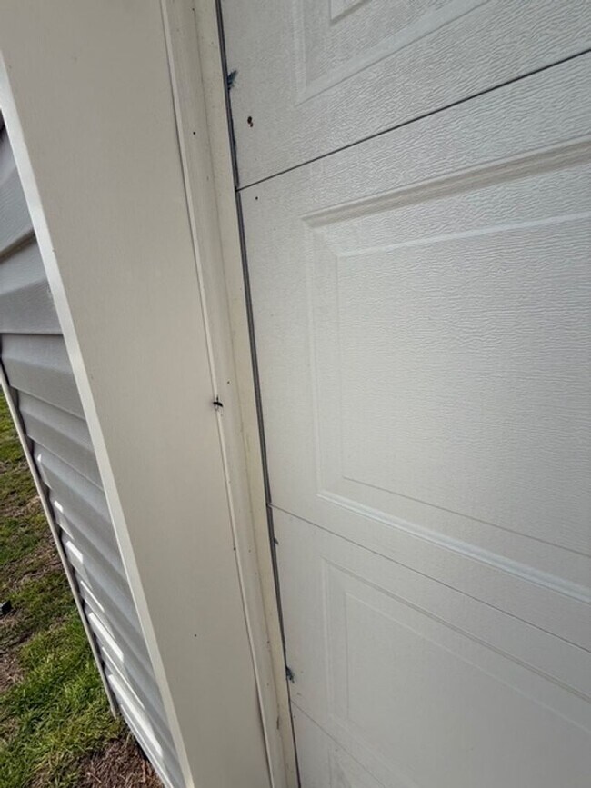 Building Photo - Beautiful 3/2 Single Family house with 2 car garage