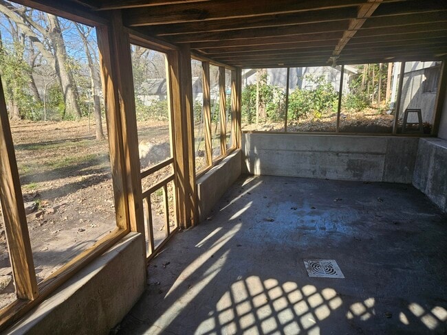 Building Photo - 619 S Kentwood Ave