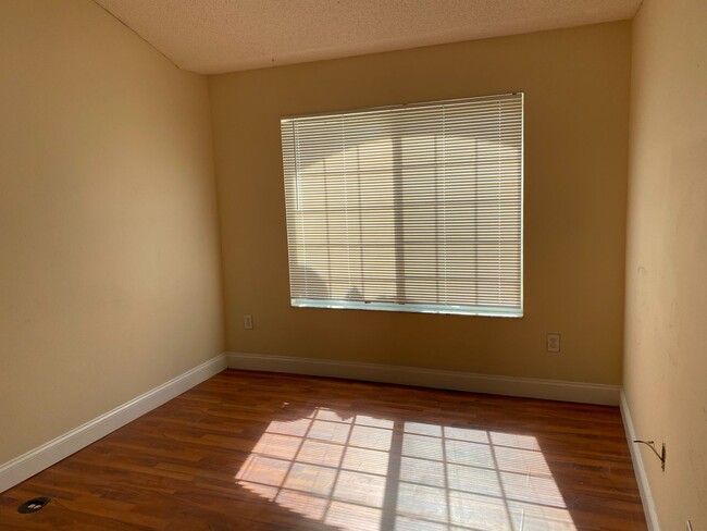 Building Photo - Adorable 3 bedroom / 2.5 bath town home wi...