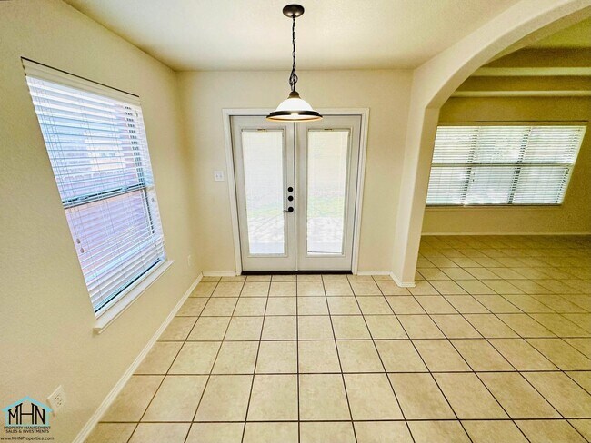 Building Photo - Spacious and Well Designed 3 Bedroom 2.5 B...