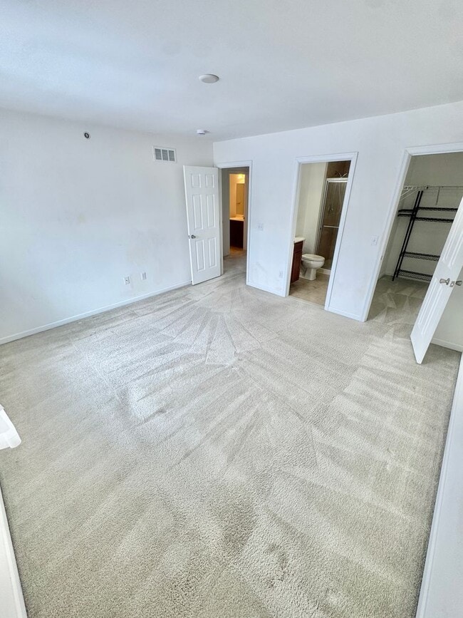 Building Photo - THREE BEDROOM TOWNHOME- PARKLAND SCHOOLS