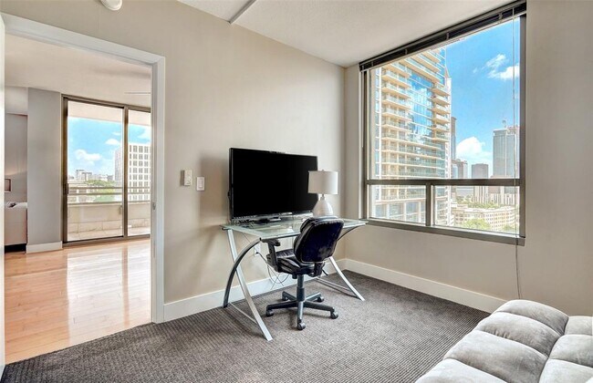 Building Photo - 300 Bowie St