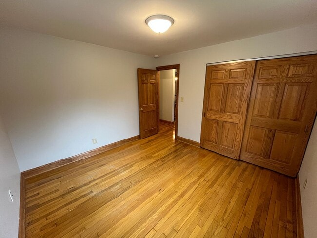 Building Photo - **RIVERFRONT 4-BEDROOM/2-BATH WITH 4-CAR GARAGE, FULL BASEMENT!!**