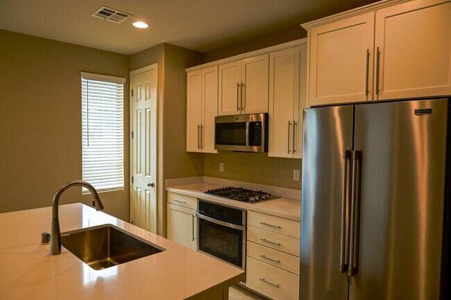 Building Photo - Beautiful 3 bed Townhome in Summerlin