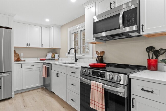 Building Photo - 123 Pond St