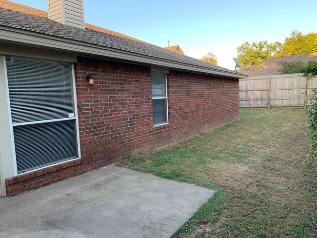 Building Photo - Half duplex in a fantastic location!