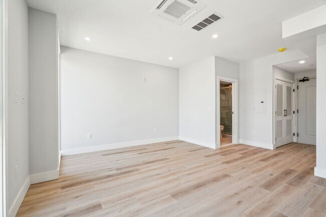 Building Photo - Stunning Studio Apartment in University City