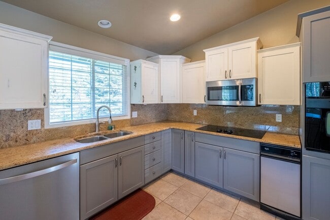 Building Photo - Large corner lot home in desirable Woodland Heights.