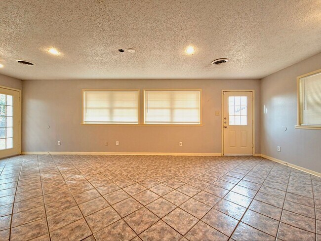 Building Photo - 4 Bedroom Home Near LCU with HUGE Bonus Room