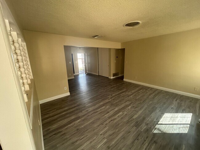 Building Photo - BARSTOW 3 bedroom 2 bath- 2 car garage HOME