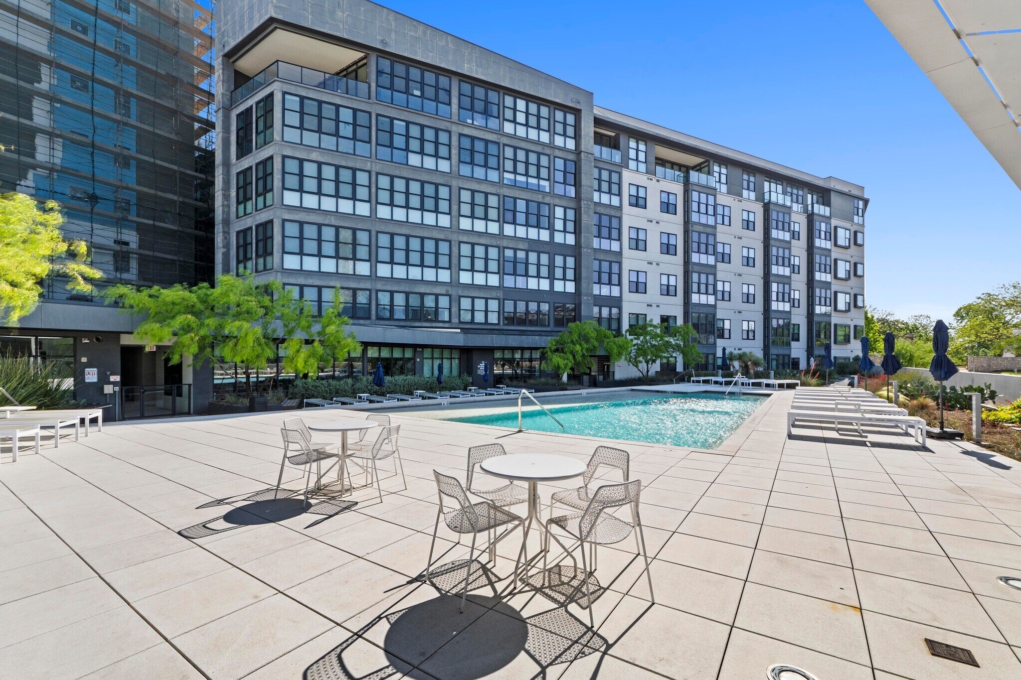 Building Photo - 800 Embassy Dr