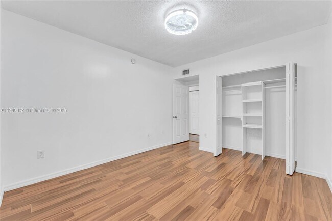 Building Photo - 2464 Centergate Dr