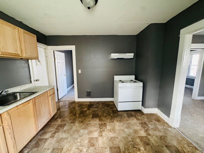 Building Photo - 2816 E 125th St