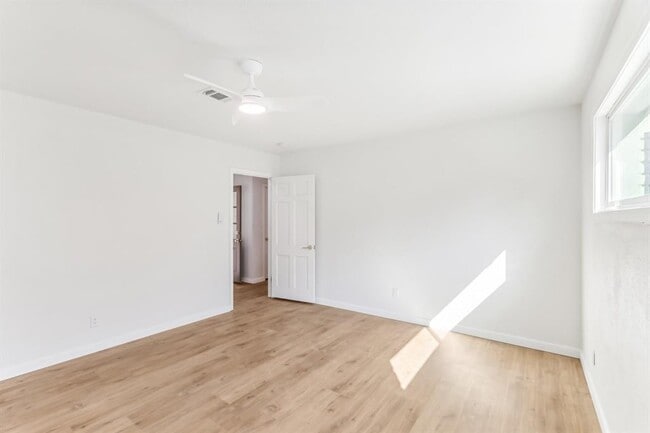 Building Photo - 8014 Meadowcroft Dr