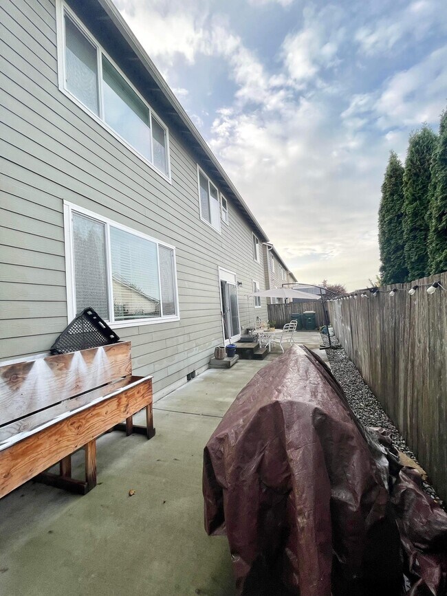 Building Photo - 1616 Farina Lp SE