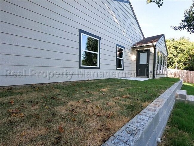 Building Photo - 2325 Warwick Ave