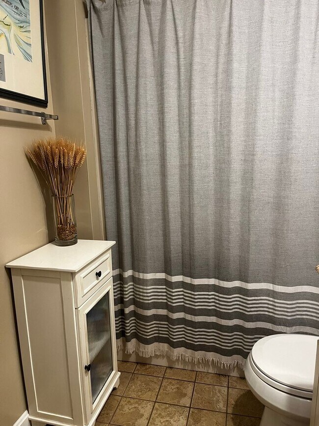 Building Photo - 1400 Hartford Tpke