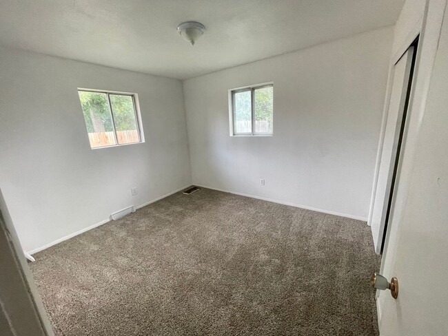 Building Photo - 2 Bedroom 1 Bedroom House - Location Locat...