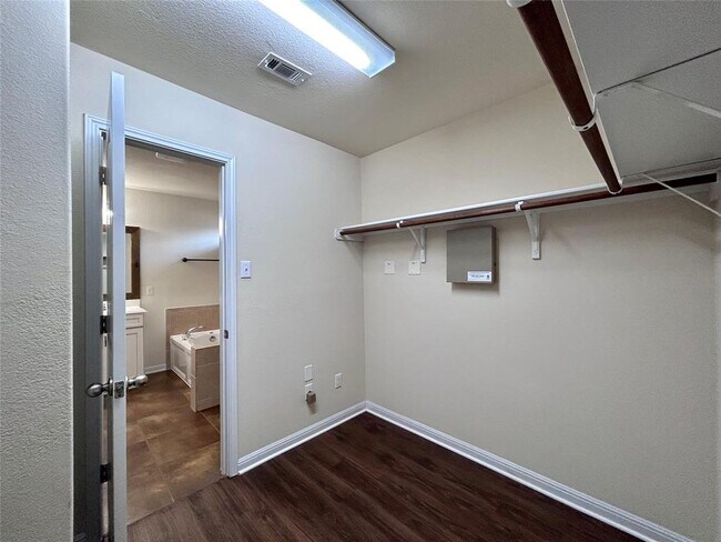 Building Photo - 180 Mystic Hollow