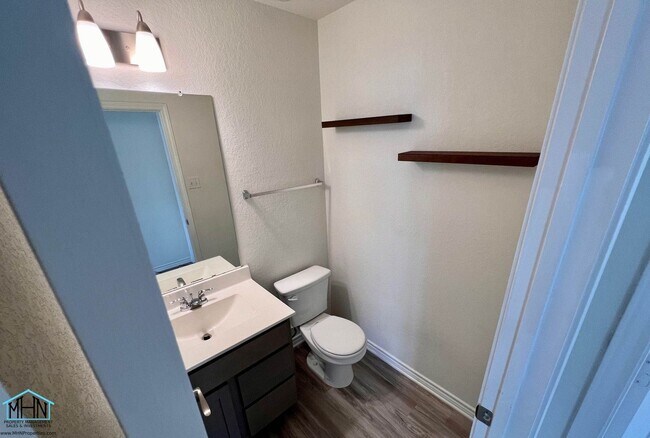 Building Photo - Beautiful 2-story 4 bed/2.5 bath home with...