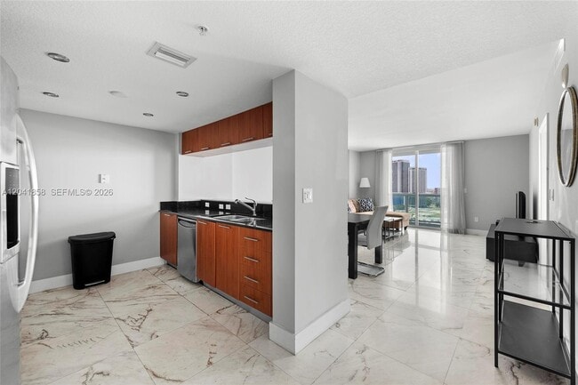 Building Photo - 1800 N Bayshore Dr