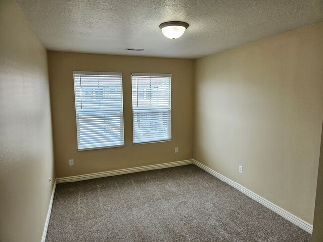 Building Photo - New Carpet & Paint 3 Bd 2.5 Ba Townhome In...