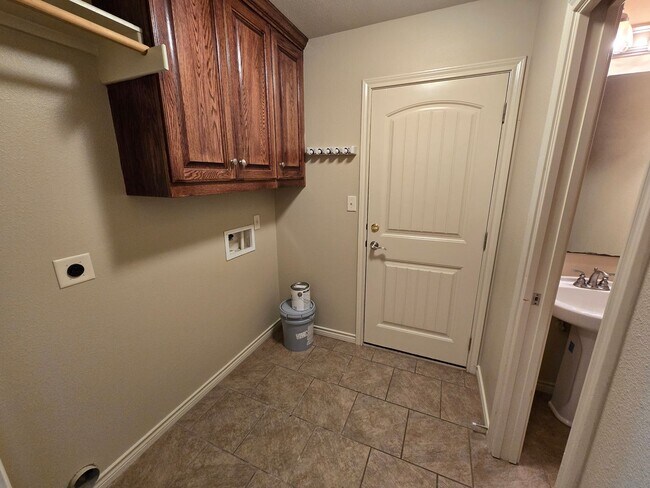 Building Photo - College Station - Large 4 bedrooms / 2.5 baths with garage and fenced yard!!