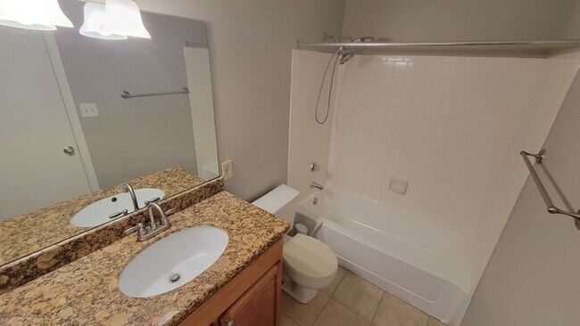 Building Photo - Gated, Updated 2 bedroom, 1 bath Condo in ...
