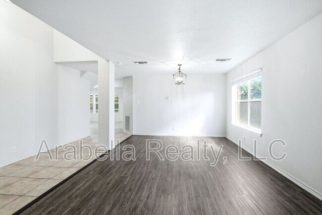 Building Photo - 832 Dimrock