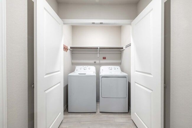 Building Photo - Spacious 4-Bedroom Gem in Schertz