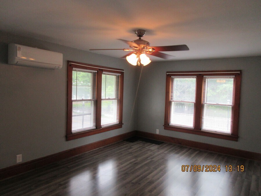 Building Photo - 919 W 8th St