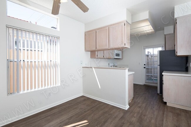 Building Photo - *OPEN HOUSE: 11/29 11:30am-12:30pm* 3BR Townhouse in Pacific Beach + W/D