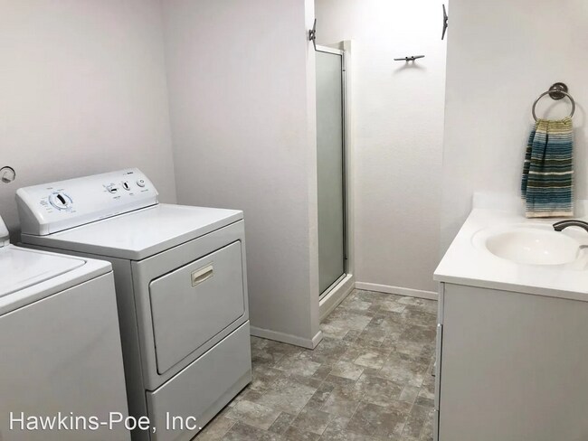 Building Photo - 3 bed 2 bath Duplex Great Yard!