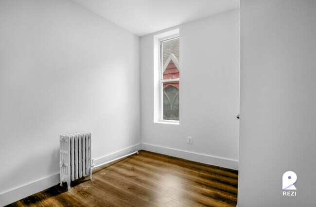 Building Photo - 737 E 219th St