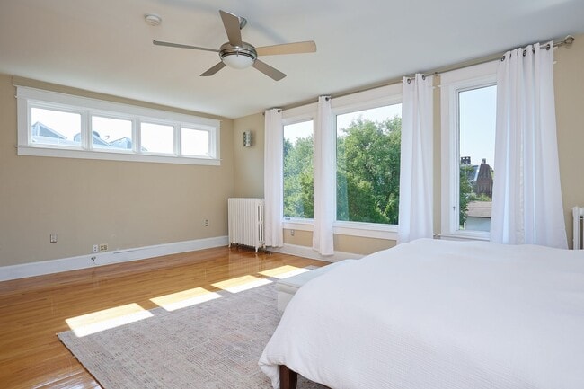Building Photo - Sunny, Spacious, & Spectacular