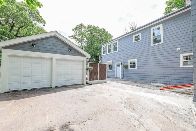 Building Photo - 52 Maple St